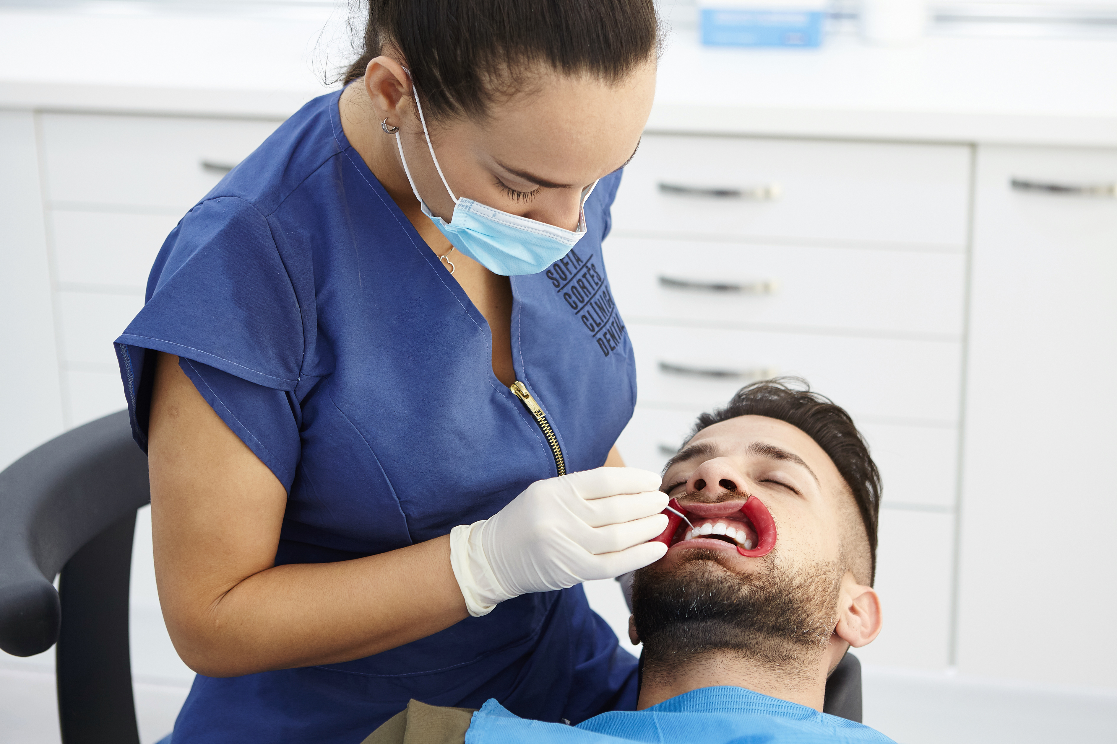 Imagen Sofía Cortés detalle trabajando